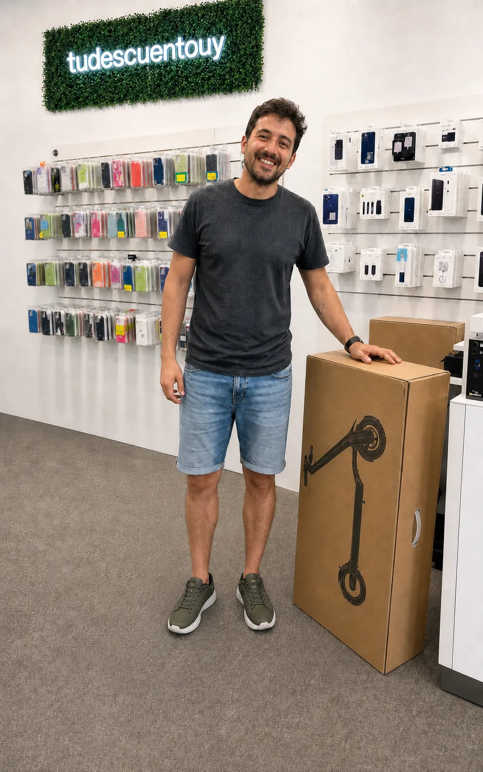 Cliente de TuDescuento con su compra